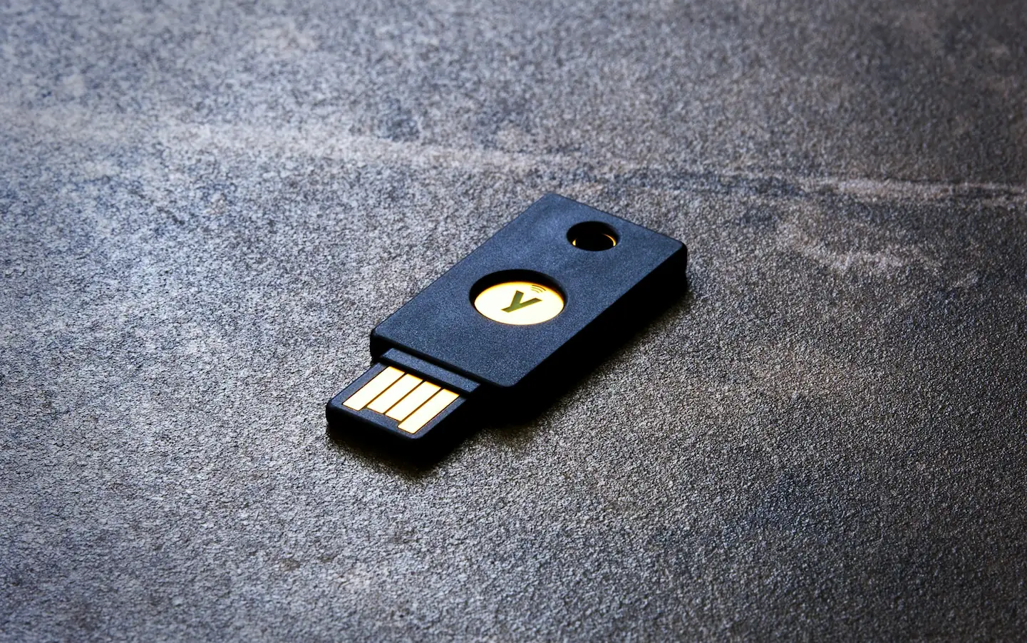 Замена пароля аппаратным ключом YubiKey на Linux - Cover